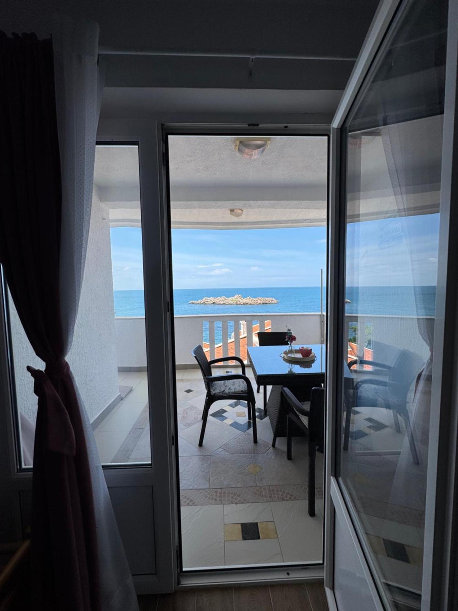 Pine&Sea Beach Retreat Sveti Stefan Extérieur photo